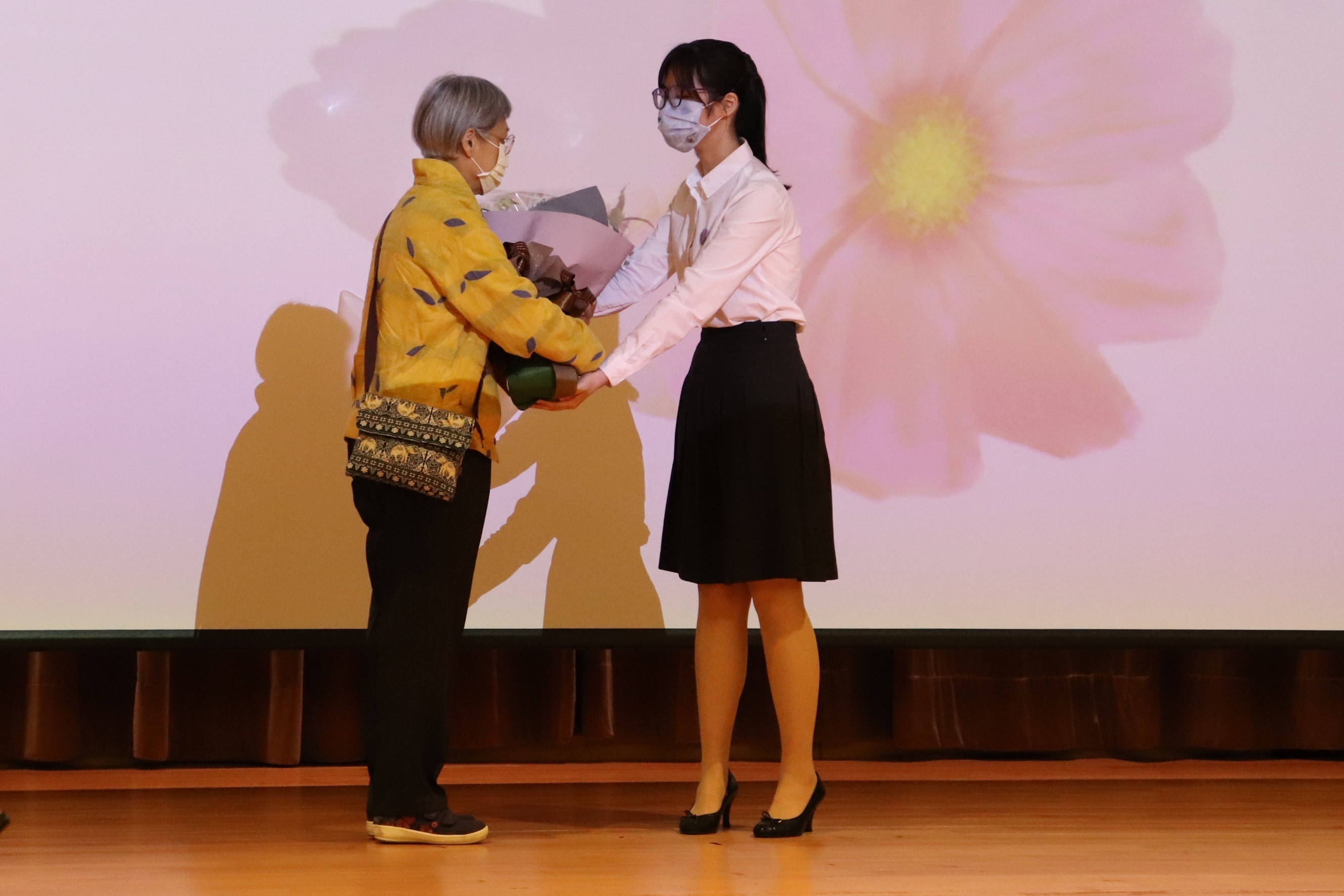 圖4_長庚大學吳同學(圖右)代表醫學生獻花給大體老師家屬吳女士(圖左)。