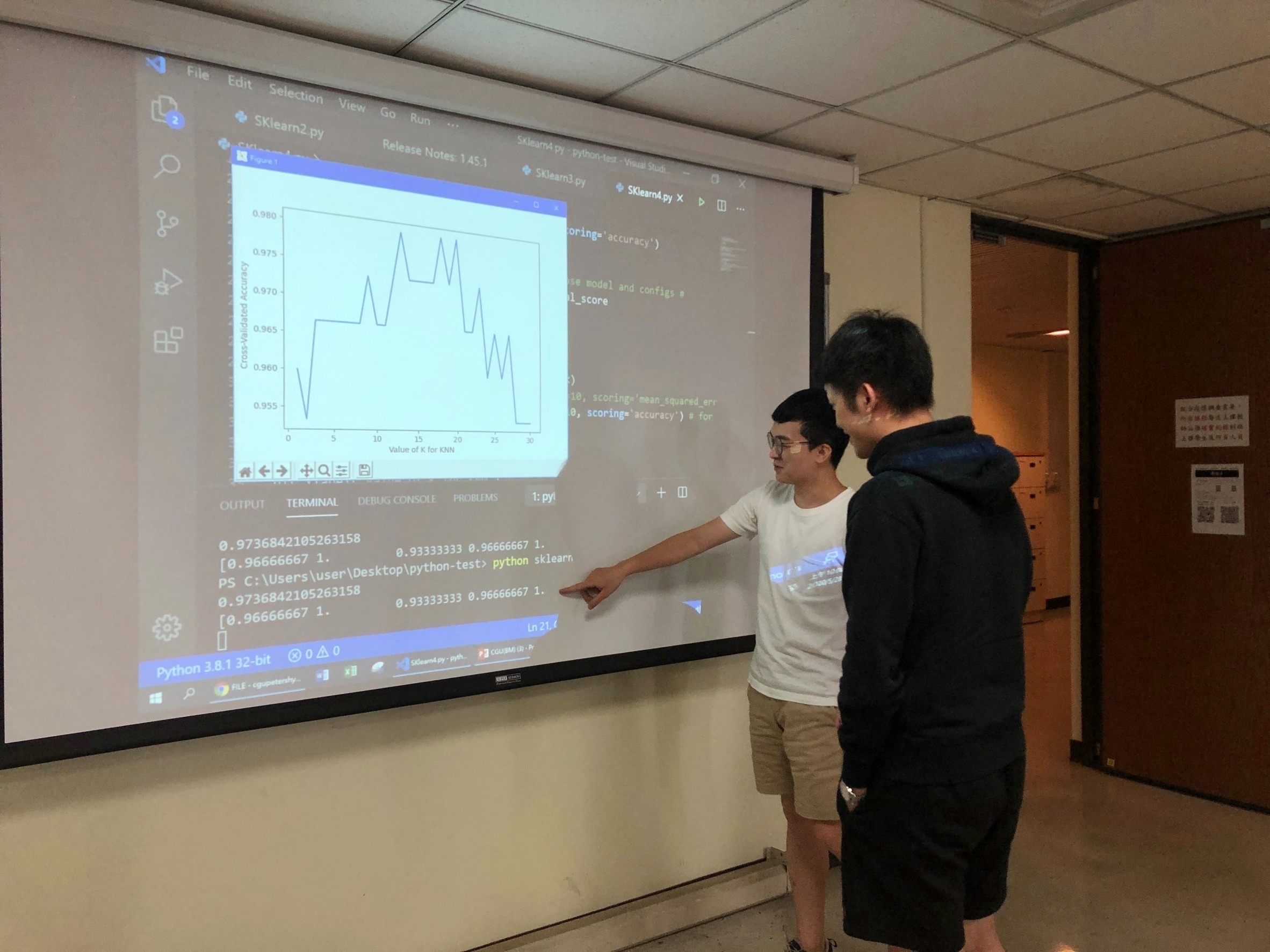 長庚大學工商課程與時俱進，圖為學生討論 Python程式機器學習數據訓練結果。