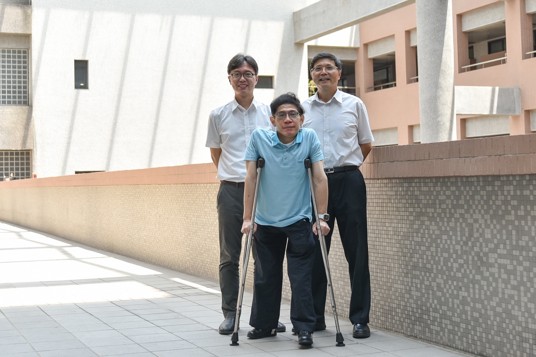 長庚大學李文義主任(由右至左)、徐憶文老師及高銘鴻老師積極投入創新課程，推動教育科技數位轉型。
