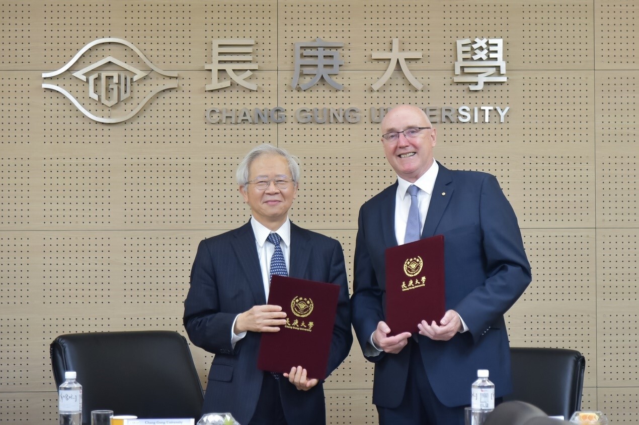 Chang Gung University President, Professor Ming-Je Tang (left) and Western Sydney University Vice-Chancellor and President, Professor Barney Glover AO (right) after the signing of the MOU. 