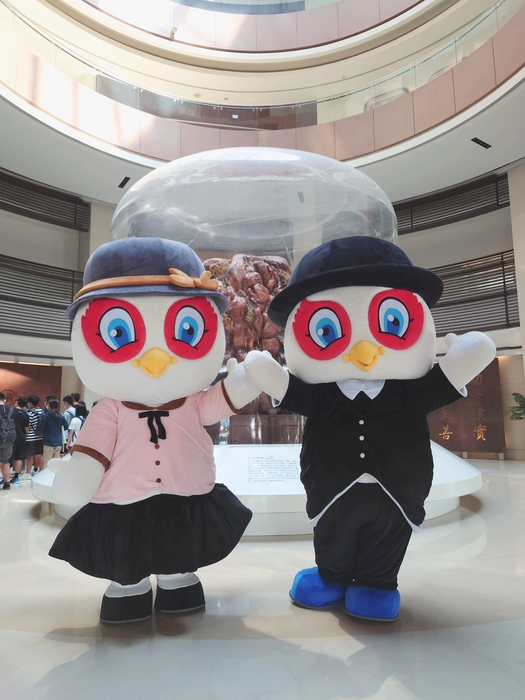 台塑企業文物館安排吉祥物蒂蒂(左)、智智(右)歡迎大一新生。