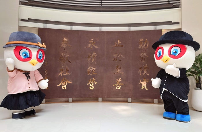 台塑企業文物館安排吉祥物蒂蒂(左)、智智(右)歡迎大一新生。