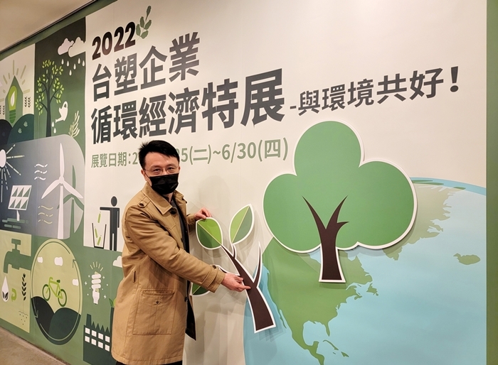 圖3_王館長親手將手中綠樹貼至形象牆，象徵環境永續。