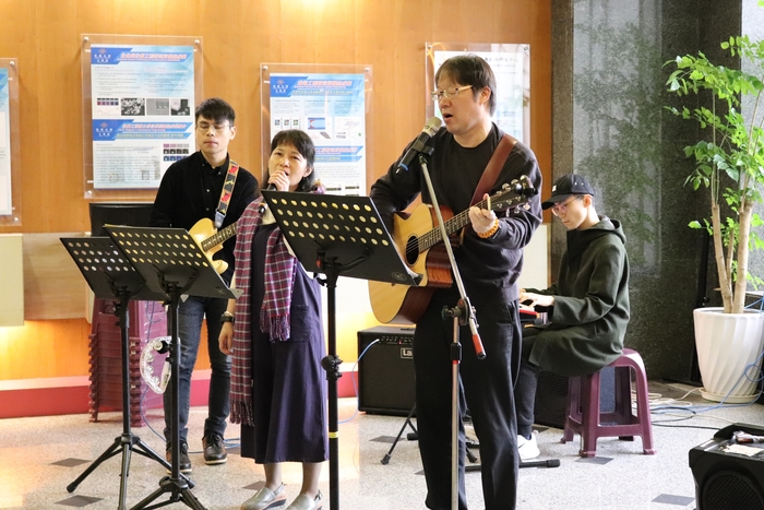 「一閃一閃聖誕音樂會」在長庚大學工學院大廳登場。