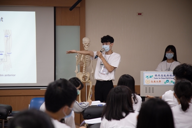 長庚大學一日物理治療體驗營，物治系學生為高中生講解人體骨骼。