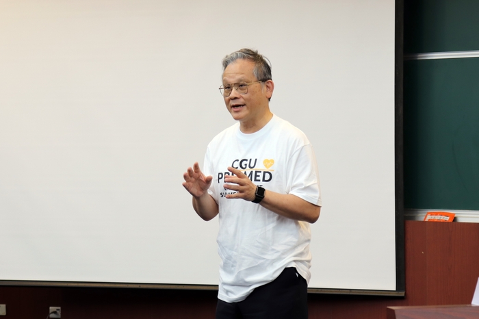 長庚大學醫學院林俊彥院長歡迎海外學子參加醫學預科暑期課程。