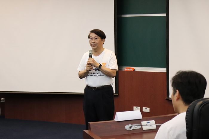 長庚大學醫學院楊智偉副校長歡迎海外學子參加醫學預科暑期課程。