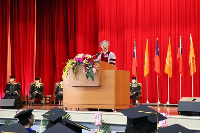 長庚大學湯明哲校長致詞勉勵畢業生。