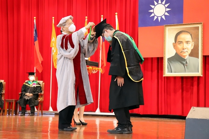 湯明哲校長(圖左)為所有博士班畢業生撥穗並頒發畢業證書。
