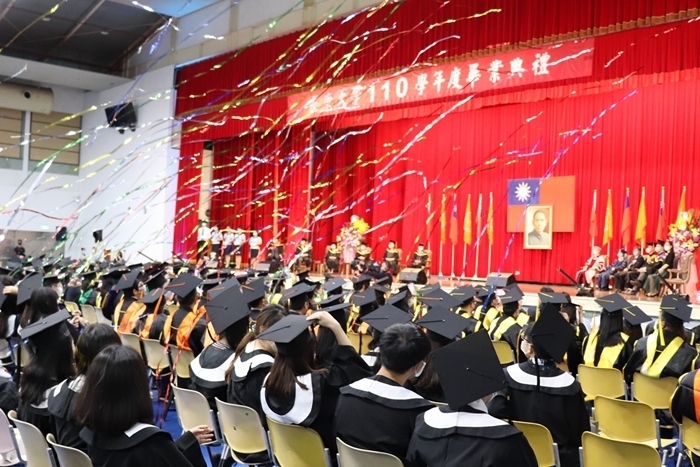 長庚大學首次於暑期辦理畢業典禮，圓滿順利。