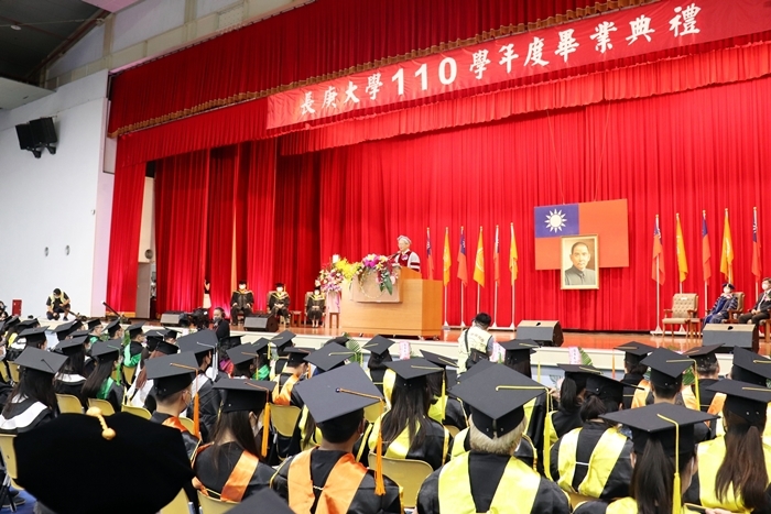 長庚大學湯明哲校長致詞勉勵畢業生。