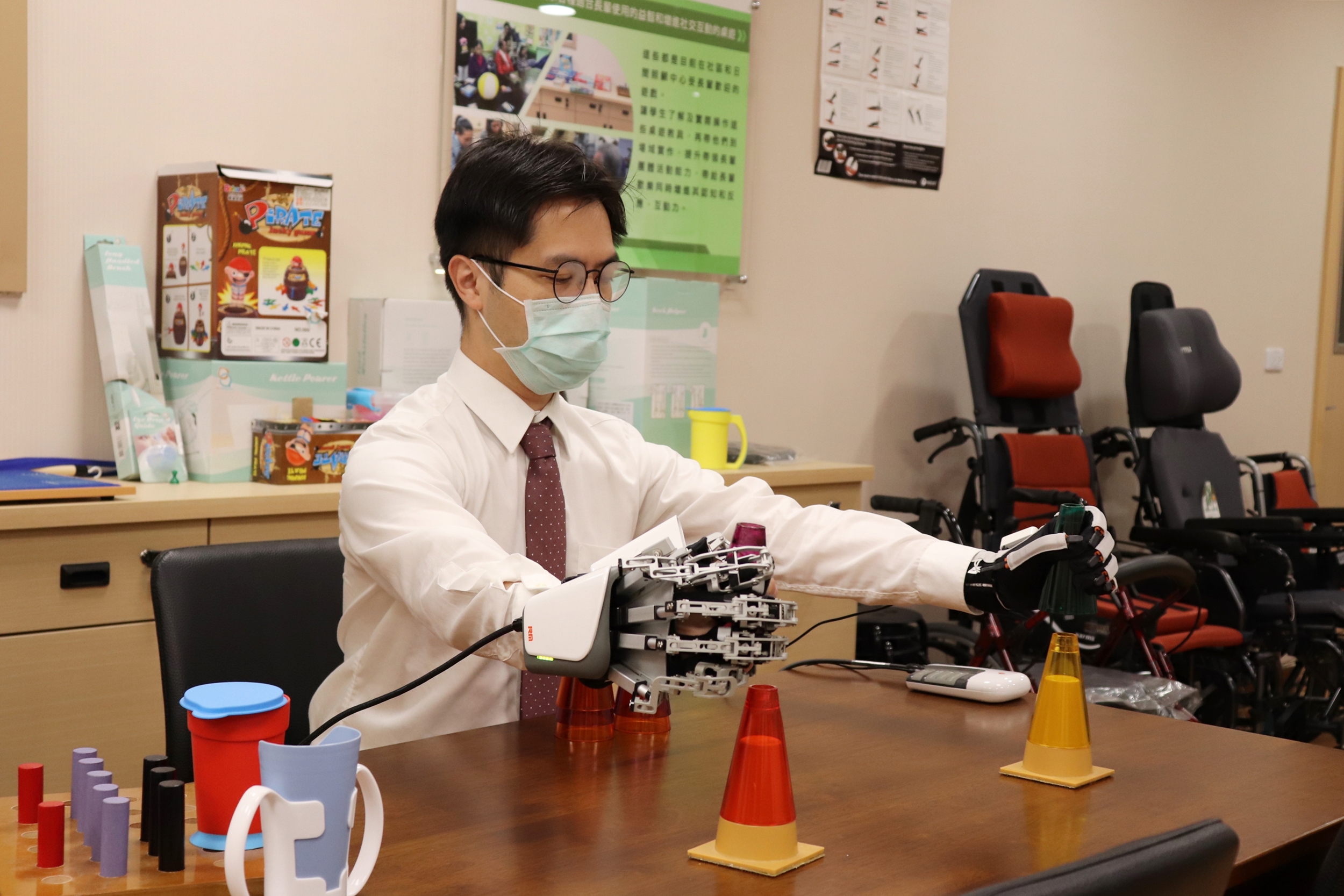 長庚大學擁有成為「醫療機器人」研發人才培育基地的資源與優勢。圖為「鏡像手」示範操作。