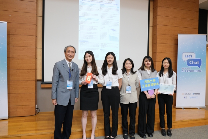 林桂傑院長(左一)頒發獎狀與2萬元獎金給ChatGPT應用競賽金獎的學生團隊。
