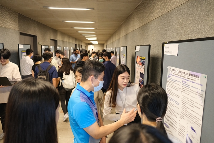 長庚大學學生ChatGPT應用競賽，入圍決賽的團隊透過海報展向師生介紹作品。