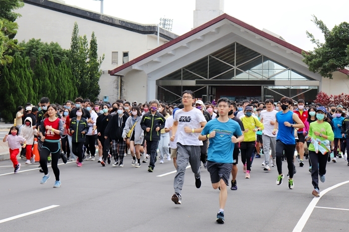 長庚大學校園路跑有上千人參與，「休閒組」的大、小朋友一起邁開步伐往前跑。