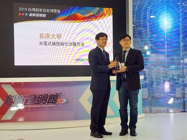 吳旻憲教授(圖右)接受許有進次長(圖左)頒獎。