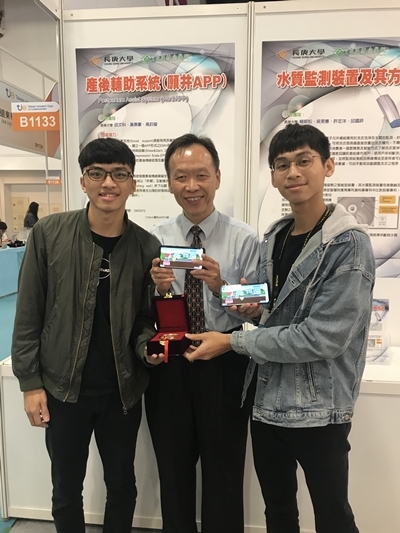 邱文科教授(圖中)與學生於攤位合影。