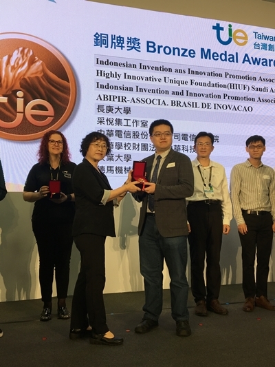 王信堯醫師代表授獎