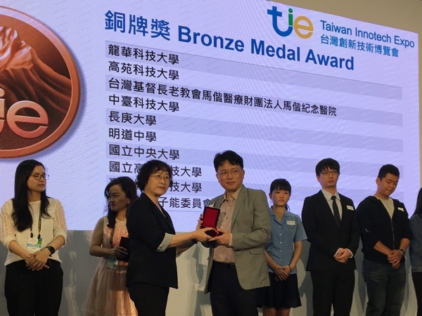 江坤俊醫師上台授獎