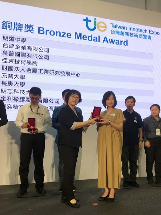 范佩君醫師上台授獎