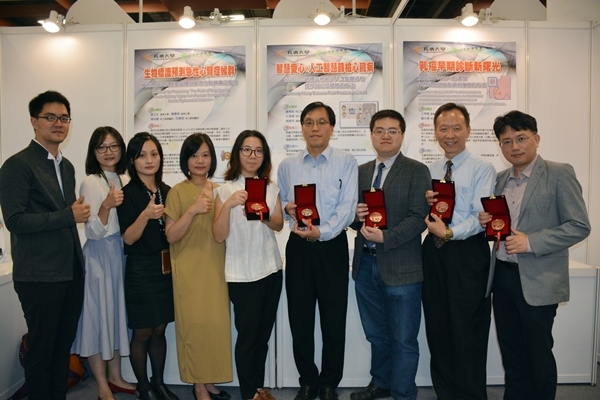 長庚大學技轉中心領軍參展-技轉中心王永樑主任(右四)、張廷甄組員(左三) 、長庚醫院產學合作中心蔡米琪主辦(左二)、研發團隊-長庚大學邱文科教授(右二) 、長庚醫院江坤俊醫師(右一)、范佩君醫師、王信堯醫師(右三)、林庭蔚醫師(左一)&於發明競賽區攤位合影。