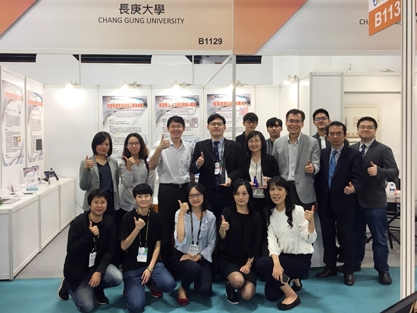 長庚大學技術合作處-林炆標技合長(圖第二排右二)、陳敬勳執行秘書(圖第二排左三)、技轉中心-張廷甄組員(圖第一排右二)、長庚醫院產學合作中心-劉明華高專(圖第二排右三)、李怡萱主辦(圖第一排右一) 、蔡米琪主辦(圖第一排右三) 及研發團隊合作參展，於發明競賽區攤位合影。