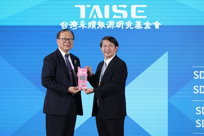長庚大學USR計畫在全國競賽獲得優異成績，由楊智偉副校長(圖右)代表受獎。
