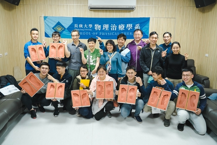 長庚大學林燕慧老師團隊以「客製化鞋墊測量與製作技術」提供偏鄉地區醫療協助。