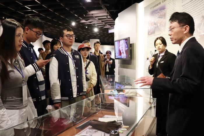 馬英九基金會率領陸生團參訪長庚大學，在台塑企業文物館聆聽館員導覽。