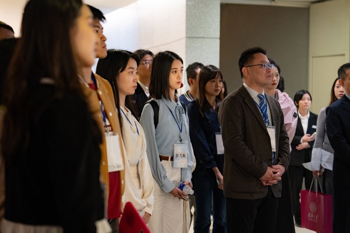 馬英九基金會率領陸生團參訪長庚大學，在台塑企業文物館聆聽館員導覽。