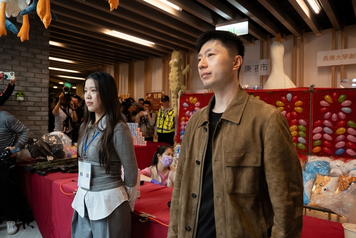 龍(圖右)及楊倩(圖左)分組與陸生及長庚大學學生進行趣味競賽。