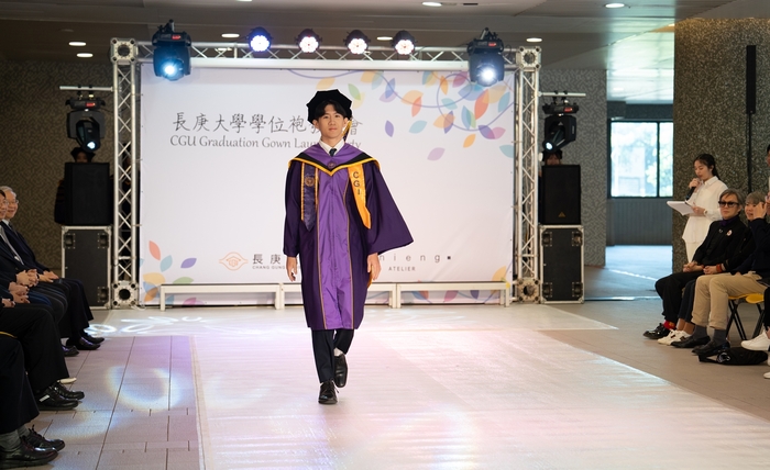 長庚大學舉辦學位袍發表會，圖為碩士學位袍。
