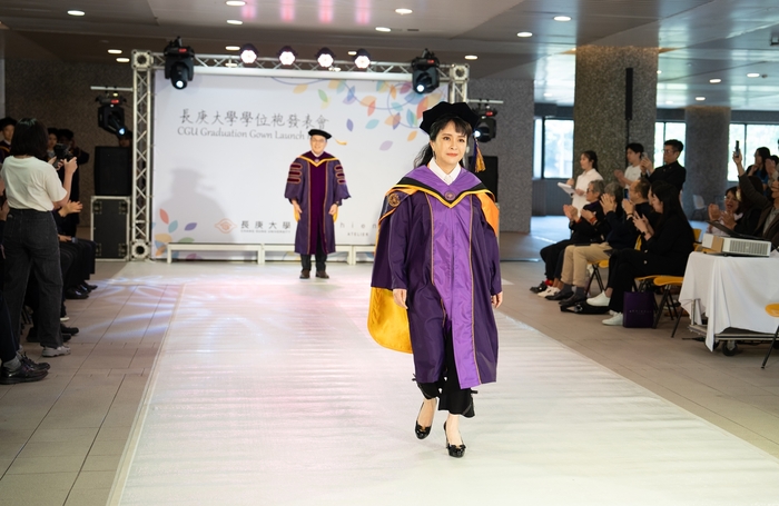 長庚大學舉辦學位袍發表會，邀請校友廖苑利醫師穿著學士學位袍走秀。
