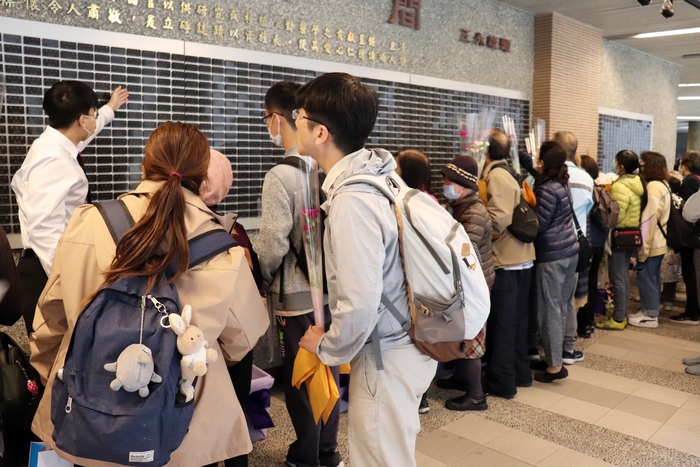 長庚大學校內設有遺愛人間紀念牆，家屬及受贈者獻花致意。