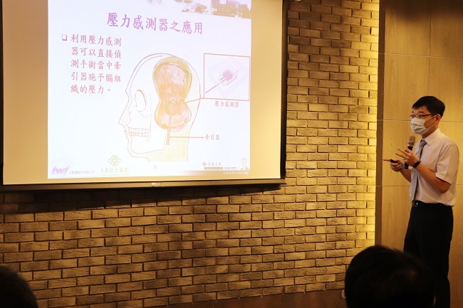 長庚大學電子系王哲麒教授解說壓力感測器的應用。