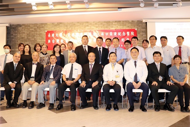 長庚大學、長庚紀念醫院與台灣軟電公司簽署技轉合約，與會人員合影。