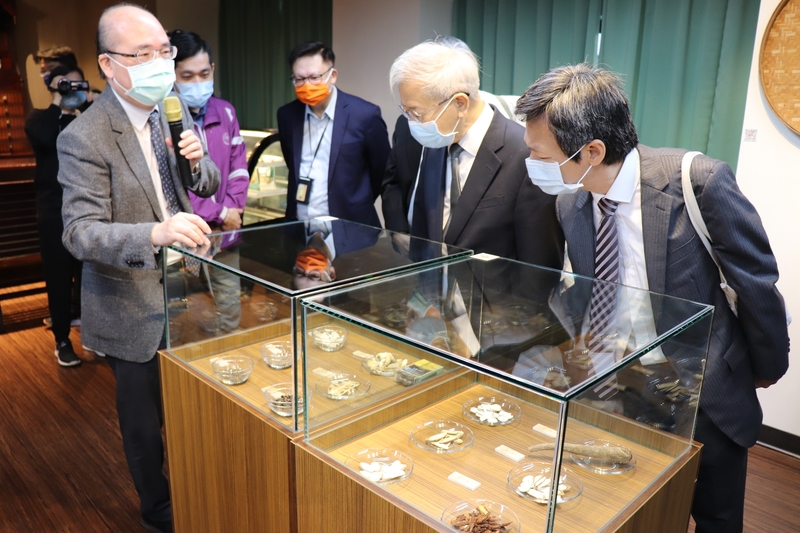 長庚大學中醫系楊賢鴻主任(左一)為與會貴賓介紹中醫藥教學館收藏。