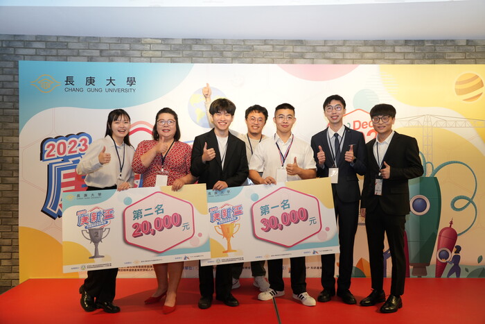 一二名合照。